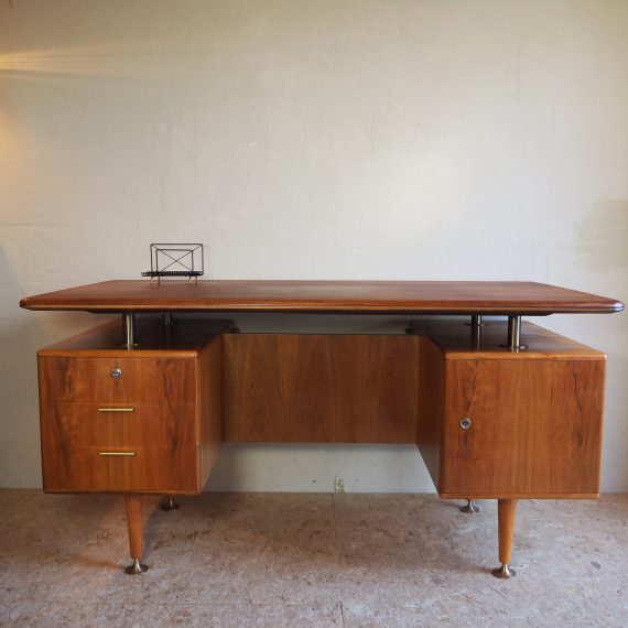 50's Bureau uit de Poly Z serie van A.A. Patijn Zijlstra Joure - compleet met de 2 glasplaten aan de achterkant - walnut brass and glass writing desk - sold
