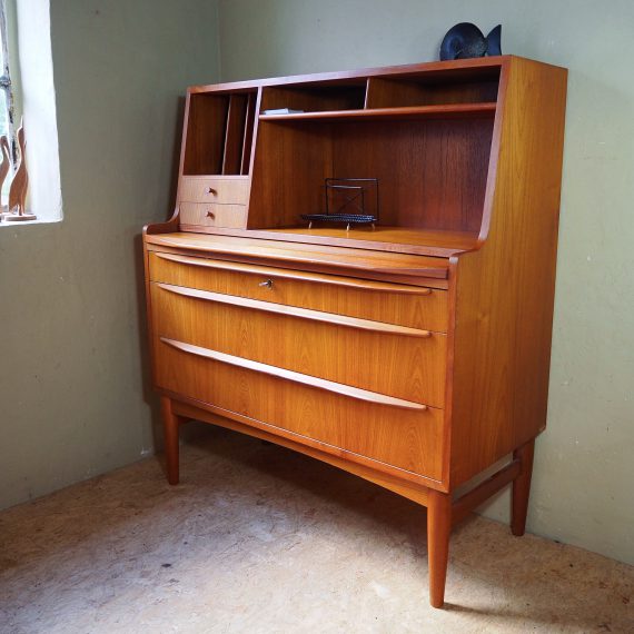 50's 60's Secretaire - Bureau met uitschuifbaar blad, 3 grote en 2 kleine lades en diverse vakken - in mooie en goede staat - sold