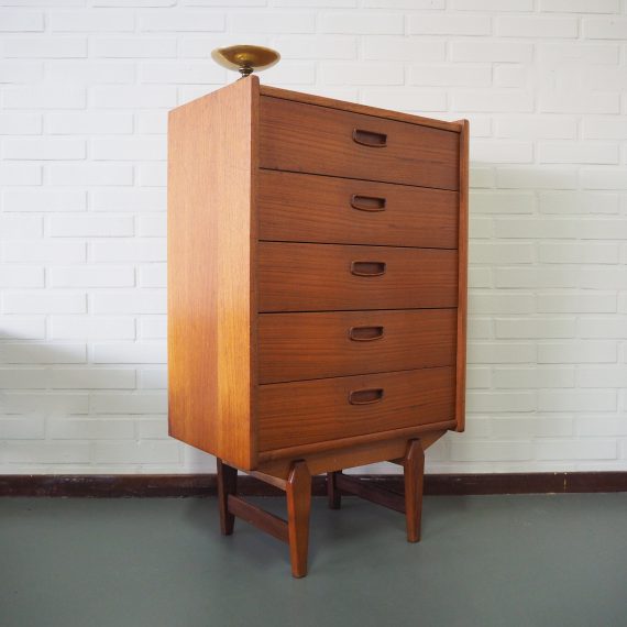 Zweedse Ladenkast met 5 lades - 53x32x88cm - bovenop het blad twee donkere vlekken verder in prima staat - sold