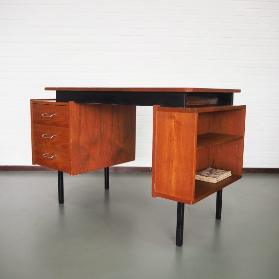 Pastoe Bureau by Cees Braakman, jaren 60 met 'zwevend' blad, links 3 lades en rechts een open vak met opbergruimte, het bureau kan ook prima vrij in de ruimte staan - in goede vintage staat; hier&daar wat butsjes / kleine fineer reparaties, het werkblad heeft een mooie nerf en geen verkleuringen oid - 121x60cm H76cm stoeltussenruimte 58cm - sold