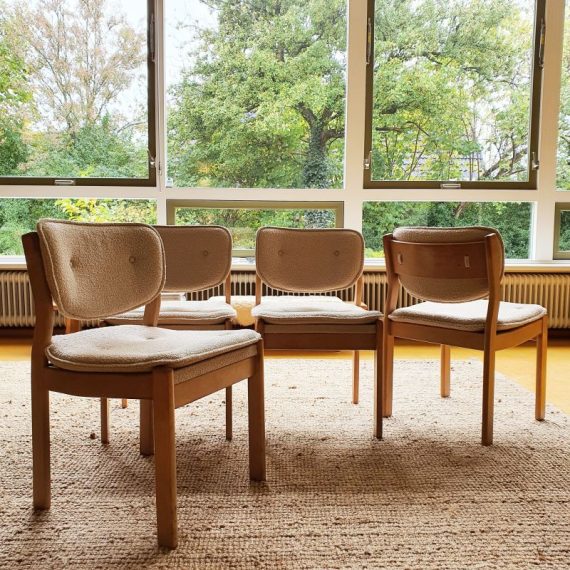 Set van 4 eiken Eetkamerstoelen met ecru originele Bouclé bekleding in zeer goede staat en heel erg comfortabel - Naturel Scandinavische Japandi Wabi Sabi stijl - Mid century Vintage design Dining Chairs '70 - B52xD52xH82cm zithoogte 46cm - sold