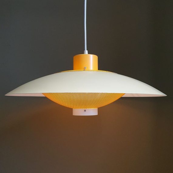 Zeldzame Lamp van Fog & Mørup Deens design jaren 60 - in zachtgeel/beige met oranjegeel metaal - geeft prachtig sfeervol licht - Ø 50cm, in zeer goede staat, met nieuw stoffen snoer - sold