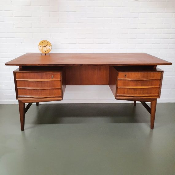 Vintage Deens design Bureau met 6 lades, met sleutel - volgens verkoper in DK van Gunni Omann - 152x75xH72cm - teak Danish Writing Desk - in goede vintage staat met wat gebruikssporen - sold