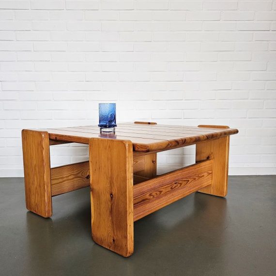 Brutalistische Salontafel in massief grenen - Scandinavisch vintage design - vierkant model H37cm 74x74cm (incl. de poten 82cm) - in zeer goede vintage staat - € 270