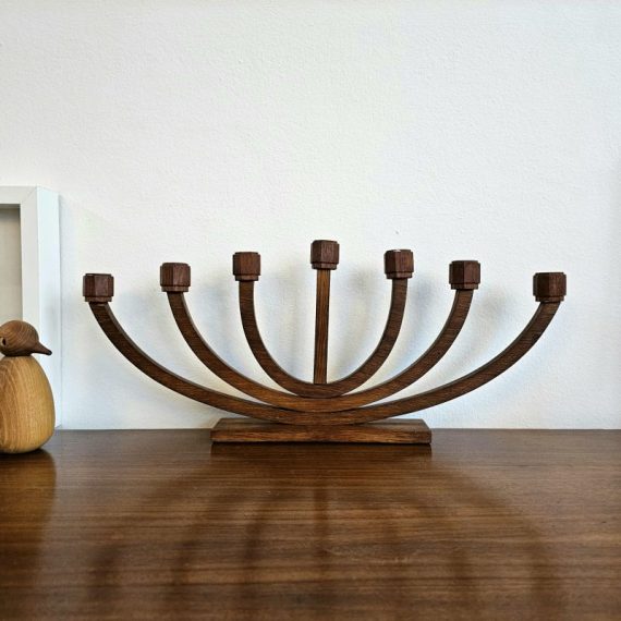 Grote Deense 7 armige Kandelaar in teak, de armen zitten niet vast en kunnen dus afzonderlijk verspreid worden - 47x20x6cm - in goede vintage staat - € 95