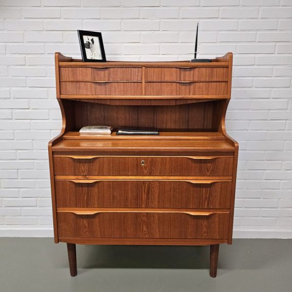 Elegante Secretaire uit Denemarken, jaren 60 - met verborgen Spiegel dus ook als Kaptafel te gebruiken! - 3 grote lades, 4 kleine, en een uitschuifbaar blad (voor meer foto's; doe ons een berichtje) H112xB85xD46cm - in zeer goede staat (sleutel staat niet op de foto maar is er bij) - € 675