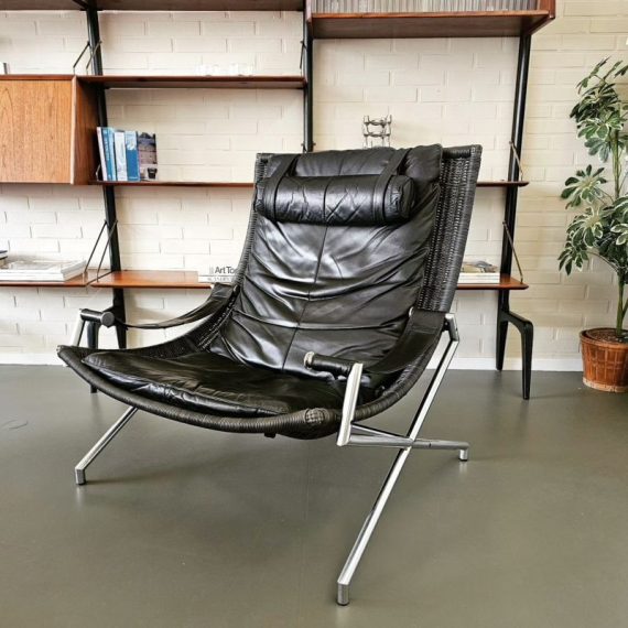 Vintage Dutch design Gerard van den Berg DES2021 Fauteuil voor Rohé Noordwolde - riet en leer in zwart - in goede vintage staat, 1 hoekje heeft lichte schade aan het riet en 1 armleuning heeft een leerreparatie - B87xD90xH92cm, zithoogte ca. 40cm - Sale € 250