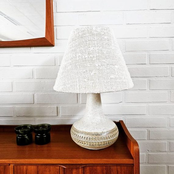 Vintage Deens design Tafellamp van Stentøj Bornholm, Søholm Denmark 60's - Rustiek handgemaakt keramiek met linnen kap met bovenop een los afdichtingskapje van hetzelfde linnen - H43cm - in zeer goede staat - € 215
