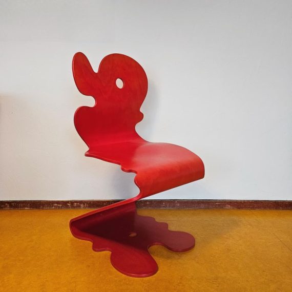 Verner Panton "Pantonic 5010 Chair" voor Studio Hag - gebogen plywood, rood gelakt - in goede vintage originele staat - zithoogte 46cm - € 850