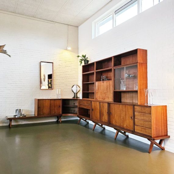 xxl crossleg Sideboard van Rudolf Glatzel voor Fristho, jr 50 - Dutch design in walnotenhout - zeer uitgebreid en zeldzaam - linkerkant L240cm rechterkant 364cm D40xH190cm - in mooie en goede vintage staat en de nodige aandacht gehad - prijs nu € 6250