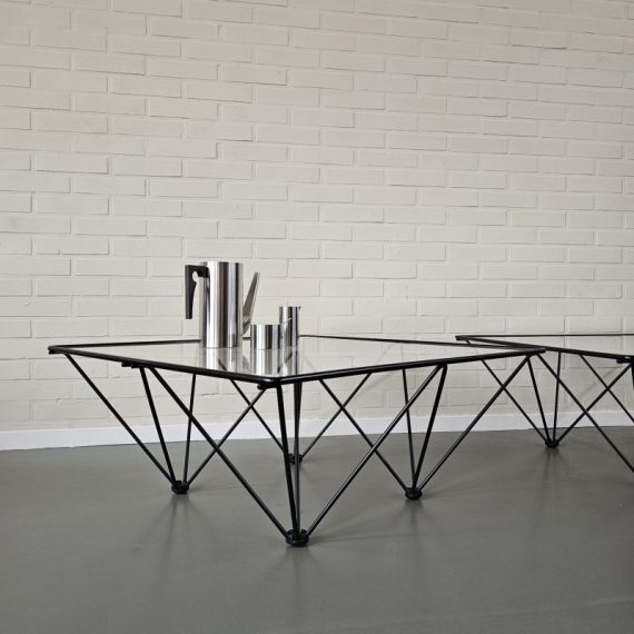 Nog 1 beschikbaar: Salontafel / Coffee Table in de stijl van ALANDA by Paolo Piva for B&B Italia - Geometrisch en luchtig vormgegeven onderstel van zwart gelakt metaal met een blad van glas Jaren 80 Postmodern design, 80x80x34cm - beide in goede vintage staat - € 295 per stuk