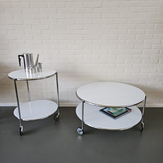 Vintage Salontafel en Bijzettafel op 3 wielen 'Strind' by Ehlen Johansson voor Ikea - metalen frame met 2 opaalglazen bladen - in goede staat - Ø75cm H40cm - € 125 en Ø50cm H60cm € 95