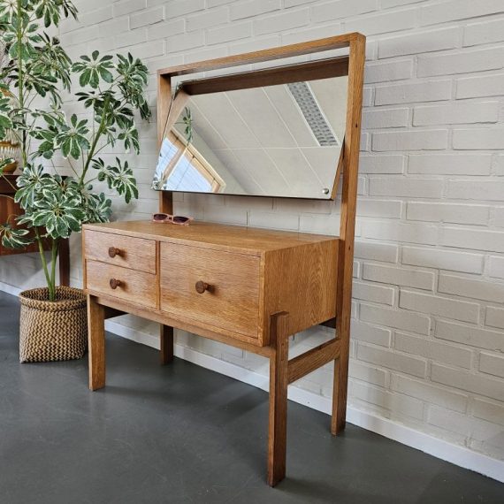 Deense Kaptafel in eiken met kantelbare spiegel en 3 lades - B80xD40xH113 xH59cm - mooi strak model met zwaluwstaartverbindingen - in goede en stevige vintage staat, de spiegel heeft wat patina, een waasrandje maar prima te gebuiken - sold
