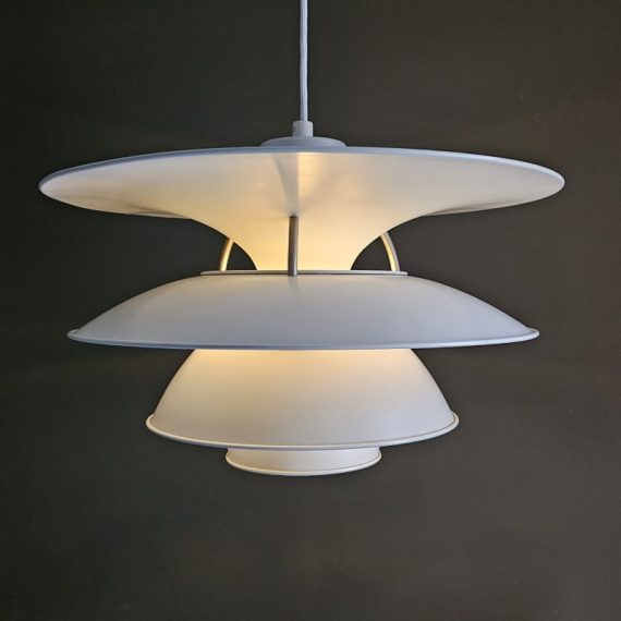 Imposante PH5-4 1/2 'Charlottenborg' by Poul Henningsen voor Louis Poulsen jaren 60 Deens design - Ø 46,5cm - In zeer goede vintage staat, geheel nagekeken en voorzien van een nieuw lang stoffen snoer. Ophangklaar - € 895