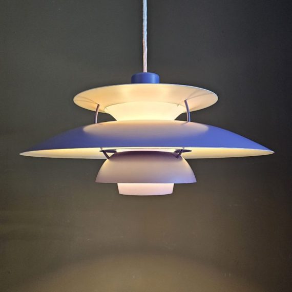 Paarse versie PH5 van vóór 1967, met de oude bovenkap constructie. By Poul Henningsen voor Louis Poulsen, Denemarken. In goede staat en ophangklaar met nieuw stoffen snoer van 2 mtr lang en een nieuwe plafondkap. Prijs € 475