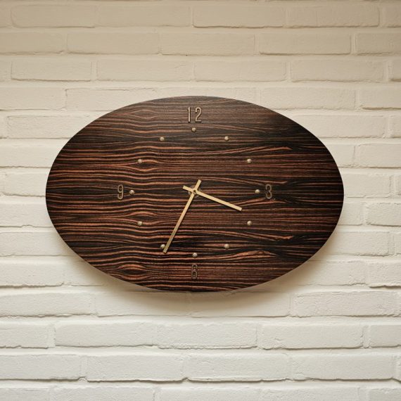Grote ovale Wandklok in pallisander hout met messing, Vintage Deens design - 60x40cm - loopt goed, op batterij - uniek en in zeer goede vintage staat - € 195