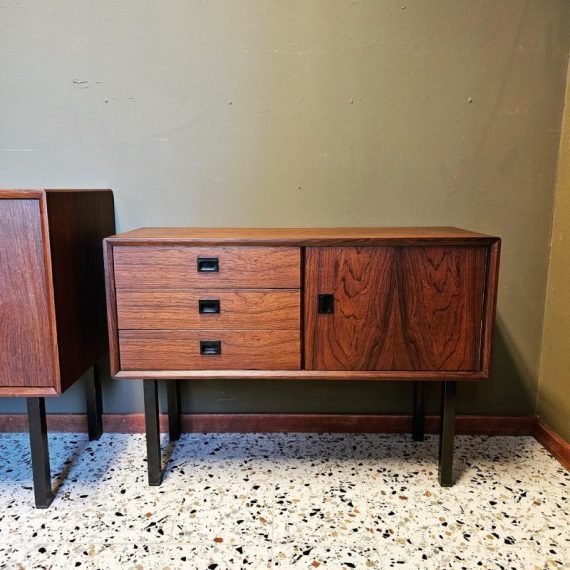 Pallissander Kastje op zwart metalen pootjes en met zwarte rechthoekige greepjes - 3 lades en 1 deurtje - in goede vintage staat - 80x29x57cm - € 295