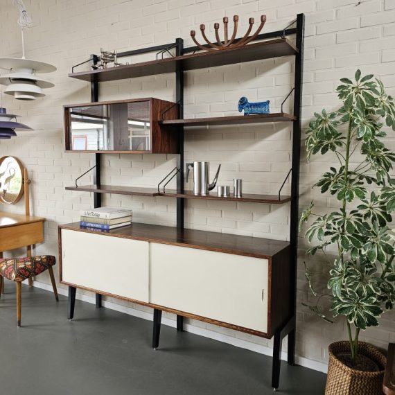 2-delig Royal System Wandsysteem by Poul Cadovius in Palissander - Deens design - staand model (dus geen schroeven in de muur nodig) met 3 zwarte metalen staanders, 1 groot, dubbel dressoir met plank en vak (voor bijv. LP's) en schuifdeuren in origineel wit, 1 vitrinekastje met glazen plank en schuifdeuren en 5 planken - in mooie, goede vintage staat met lichte sporen van gebruik, en alle nodige aandacht gehad - B164xD40xH200cm - sold
