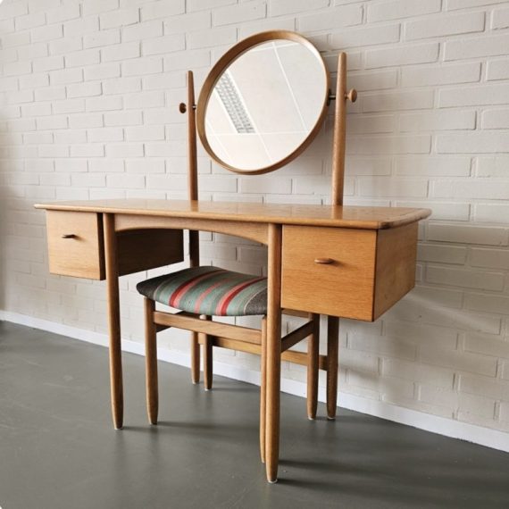 Eiken Kaptafel met Kruk by Sven Engström & Gunnar Myrstrand voor Bodafors Zweden jaren 60 - 2 lades, kantelbare spiegel, en inclusief de originele kruk - in goede vintage staat met minimale sporen van leeftijd - sold