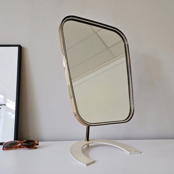 Grote messing Tafelspiegel / rare Brass Vanity Mirror by Vereinigte Werkstätten, Germany 1950s - de spiegel is kantelbaar dmv een stevig scharnier - H48xB30cm - in zeer goede vintage staat, mooi gepatineerd en zware kwaliteit, zeldzaam! - € 770