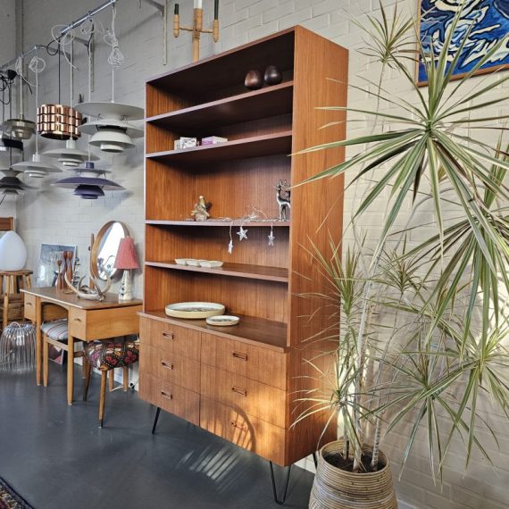 Vintage teak Scandinavische Kast Boekenkast met onderaan 6 lades – 200x40x110cm – in zeer goede vintage staat met wat lichte leeftijdssporen, goede en zware kwaliteit! Op hairpinlegs. In 2 delen te vervoeren. Sold