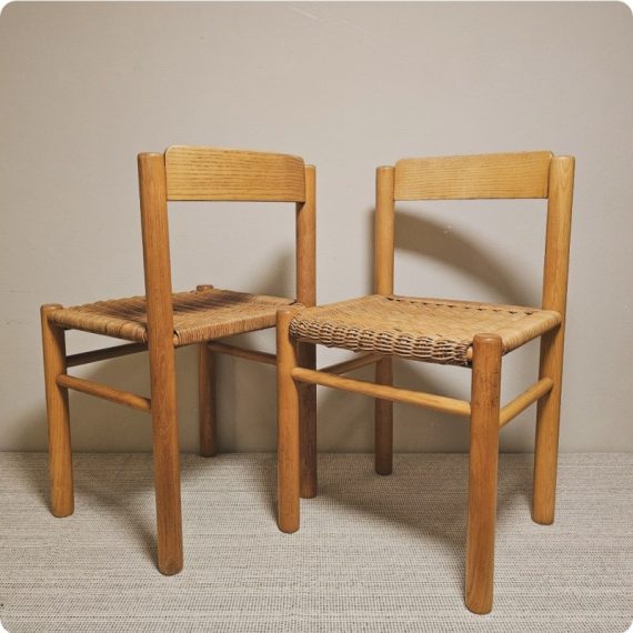 Set van 2 Stoelen in de stijl van Charlotte Perriand in hout met stevige gevlochten rieten zitting - Setprijs € 130