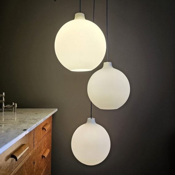 Cluster Lamp met 3 Opaline glazen Satellite Hanglampen Ø30 van Vilhelm Wohlert voor Louis Poulsen, met grote witte metalen plafondplaat - snoeren verstelbaar, max lengte 205cm - Vintage Deens design - in goede vintage staat - sold