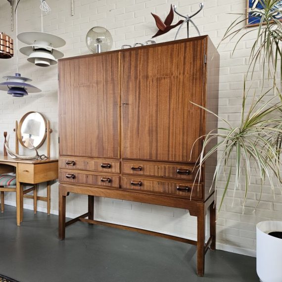 Cabinet Kast by Morten Olsen Møbelfabrik Eskilstrup Falster Denmark (gemerkt) - H163xB131xD52cm - in goede vintage staat en de nodige aandacht gehad - 4 lades (zwaluwstaartverbindingen) en daarboven 2 grote openslaande deuren met daarachter 1 plank en nog 2 lades - alles kan op slot, met 1 sleutel - € 675
