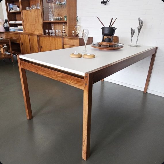 Pastoe Eettafel Cees Braakman jaren 60 - pallissander hout met een wit formica blad - verlengbaar/uitschuifbaar van 165 cm naar 220 cm lang. breedte is 85 cm, hoogte 73 cm. in goede vintage staat met wat lichte sporen van leeftijd - sold