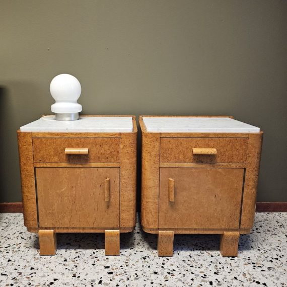 Set Art Deco Nachtkastjes uit de jaren 20 / 30 in zeldzaam Birdseye Esdoorn i.c.m. wit Marmer. H54xD40xB48 cm. Sold