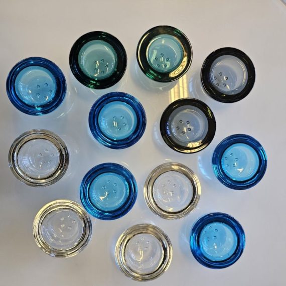 Waxinelichthouders Ballo van Iittala Fins design - p/st € 8,50 nog beschikbaar; 5 stuks in transparant, 3 in helderblauw, 2 in grijs en 2 in blauwgroen