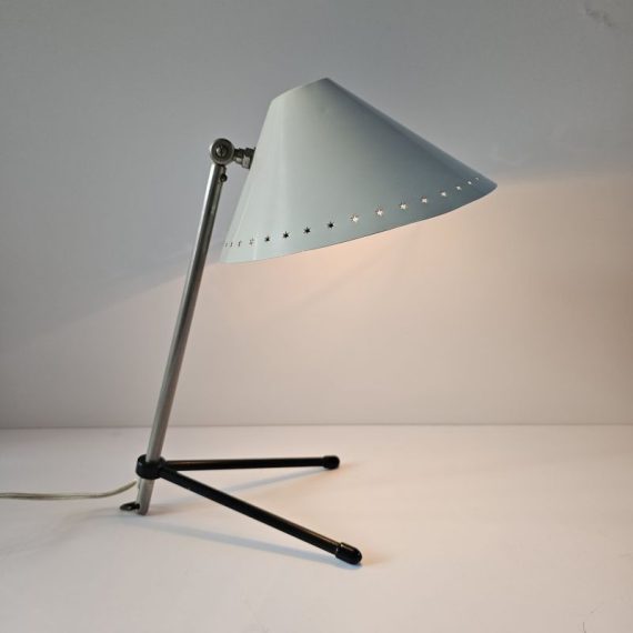 Pinocchio / Pinokkio Tafellamp van H.A. Busquet voor Hala Zeist, jaren 50. Wat sporen van gebruik (vraag maar naar meer foto's), overall in goede staat en werkt goed, met veilige stekker en schakelaar - kan ook als wandlamp gebruikt worden - met verstelbare kap met de kenmerkende sterretjes, in cremewit - hoogte ca. 30 cm. - € 225 gereserveerd