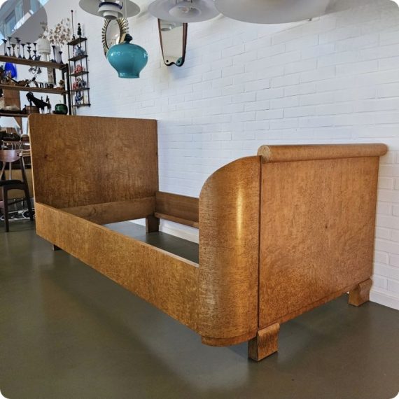 Art Deco Bed uit de jaren 20 / 30 in zeldzaam Birdseye Esdoorn - exclusief lattenbodem. Bed 206x106xH103/80 en matrasmaat 100x190 cm. Prijs € 350