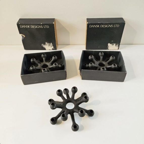 set van 3 gietijzeren LTD kandelaren Deens design van Jens Qiuistgaard jaren 60. 2 als nieuw in doos en 1 los wat meer gebruikt. Setprijs € 165