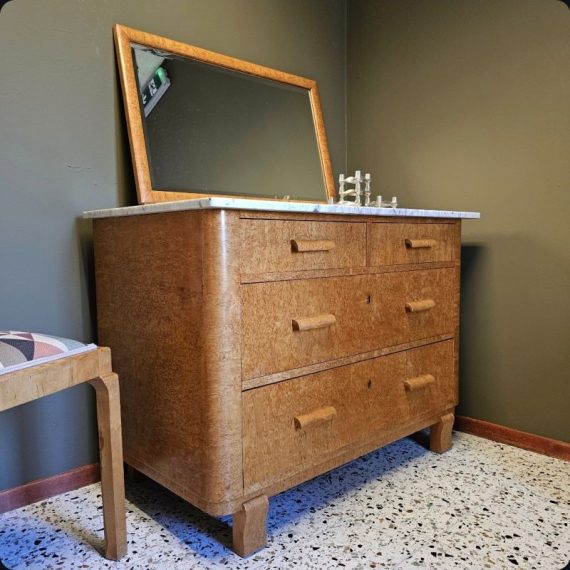 Commode / Ladenkast uit de jaren 20 / 30 in zeldzaam Birdseye Esdoorn i.c.m. wit Marmer. Spiegel is verkocht. Commode H79,5 x B110 x D60 cm. € 1200