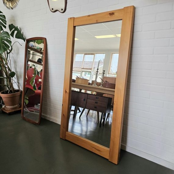Grote (en zware) vintage Zweedse wandspiegel / passpiegel in blank hout 136x75cm - in goede staat - € 220