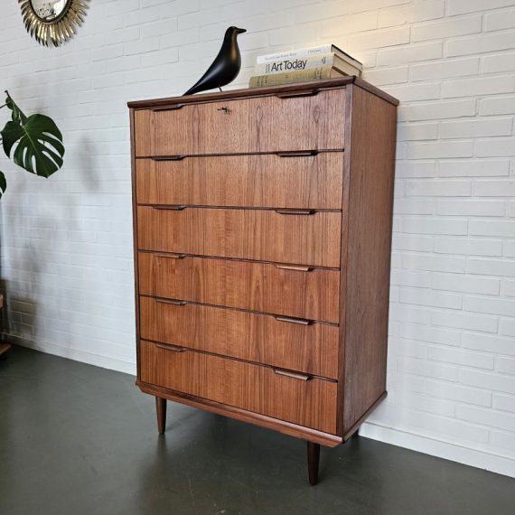 Vintage Deens design Ladenkast met 6 lades met typisch Deense greepjes en met slot inclusief de originele sleutel voor de bovenste la - 85x41,5xh121cm - in zeer goede vintage staat - sold