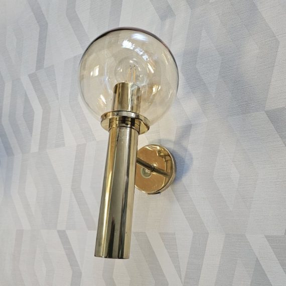 Vintage Wandlamp ontworpen door Hans Agne Jacobsson voor Markaryd, jaren 60 Zweeds design - deze heeft vanaf 1975 in de Østre Kirke van Ikast (DK) gehangen - in zeer goede staat - messing met amberkleurig rookglas - 38x23cm - € 345