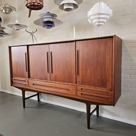 Deense teak Kast / Mid Century Danish design Sideboard, 60s - in zeer goede staat, alleen in het linkervak zit een niet-originele plank - 4 kleinere lades en 1 grote, en 4 schuifdeuren met daarachter legplanken - B200xD46xH120cm - € 1950