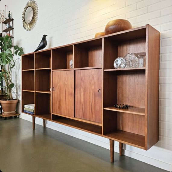 Vintage Deens design Kast van Farso Møbelfabrik - met vakken en 2 schuifdeuren - 202x25x114cm - in zeer goede vintage staat - € 1790