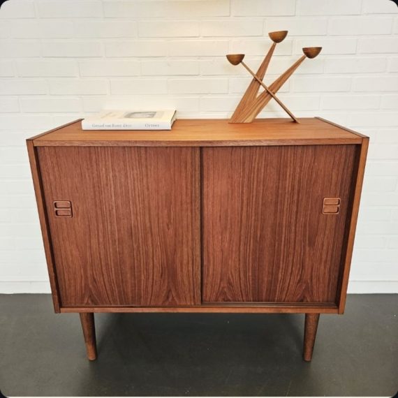 Vintage Deens design Kast met schuifdeuren en daarachter een plank - 88x42x74cm - in zeer goede vintage staat - sold