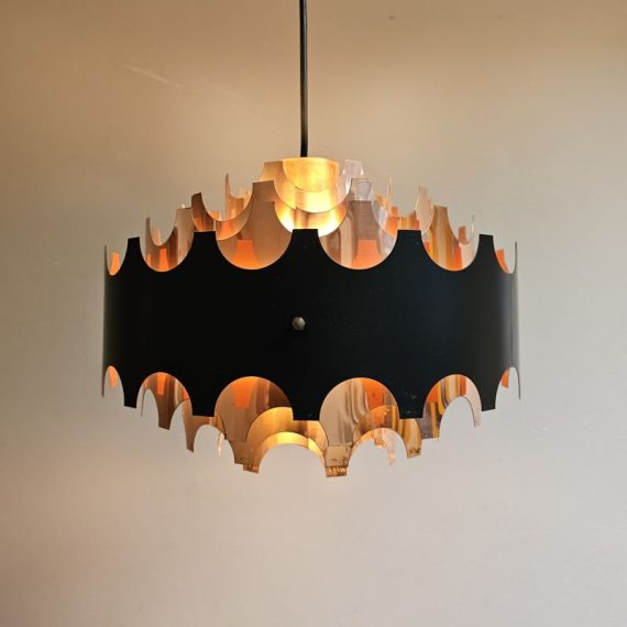 Hanglamp in zwart met roodkoper metaal - uit Denemarken, ws Duits design van Veb Leuchtenwerk - in goede vintage staat met patina, geheel nagekeken en ophangklaar, geleverd met alle toebehoren, en voorzien van een nieuw snoer - 28x22cm - sold