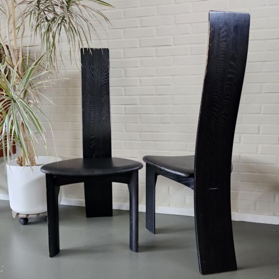 Vintage set elegante 'Iris' stoelen ontworpen door Bob en Dries Van Den Berghe voor Tranekaer Furniture, Denemarken jaren 80 - H112xB51xD50cm, zithoogte 45cm - in goede vintage staat met prachtig patina, wanneer je dat niet mooi vind is het eenvoudig opnieuw te lakken cq bij te werken - beide gemerkt - setprijs € 280