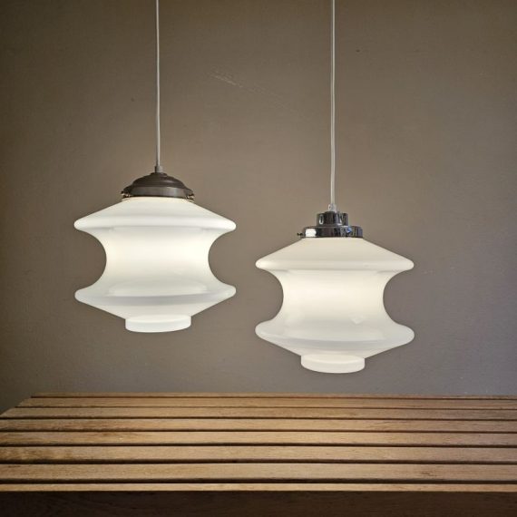2 x Vintage Hanglamp B-1047 'Meerpaal' voor RAAK Amsterdam jaren 70 in wit opaalglas - Ø28cm - in zeer goede vintage staat, nieuw stoffen snoer en nieuw binnenwerk, let op; 2 verschillende bovenkappen - prijs per stuk € 180